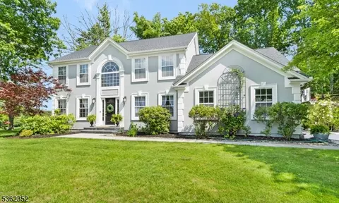 11 Violet Trl, Lafayette, NJ 07848