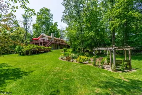 8 Chandoga Dr, Newton, NJ 07860