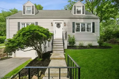 11 Western Blvd, Gillette, NJ 07933