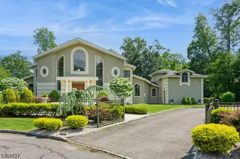 27 Mare Haven Ct, North Brunswick Twp, NJ 08902