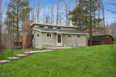 907 Meadowbrook Rd, Newton, NJ 07860