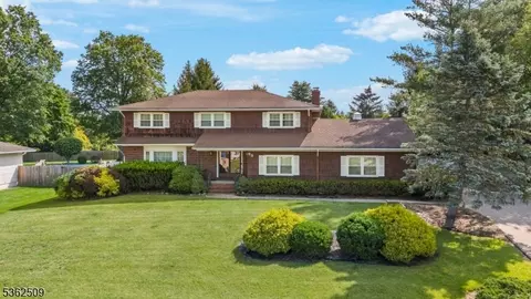85 Hidden Lake Dr, North Brunswick Twp, NJ 08902