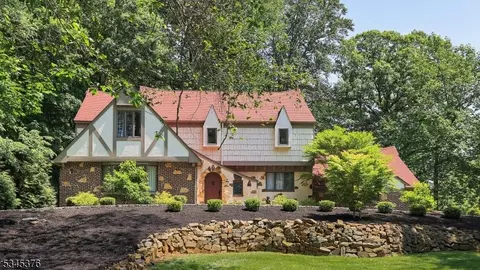 11 Stoningham Dr, Warren, NJ 07059