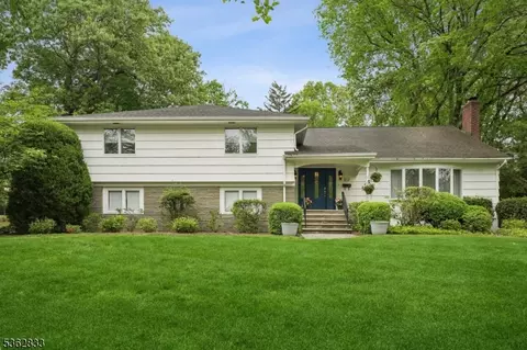 13 Stonewall Dr, Livingston, NJ 07039