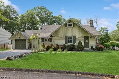 40 Hillside Rd, Sparta, NJ 07871