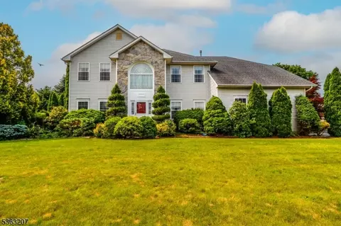8 Staudt Ct, Somerset, NJ 08873