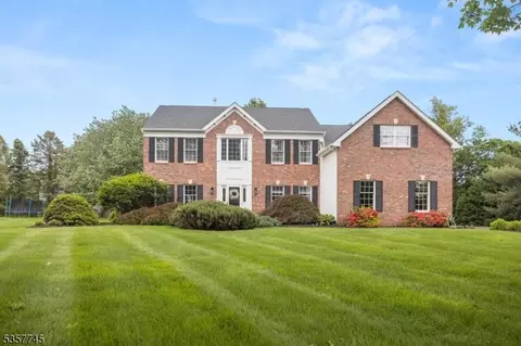 4 Rachel Ct, Stewartsville, NJ 08886