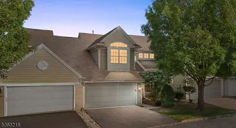 133 Marlboro Cir, Stewartsville, NJ 08886