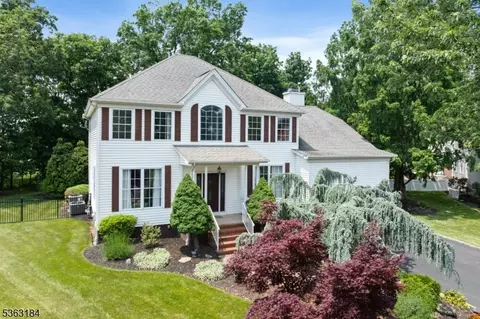 17 Wolverton Ln, Hillsborough, NJ 08844