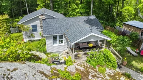 36 Lake Shore Rd W, Stockholm, NJ 07460