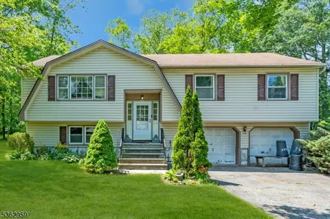 82 N Beverwyck Rd, Lake Hiawatha, NJ 07034