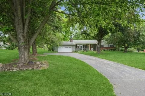 15 Fairview Dr, Flemington, NJ 08822