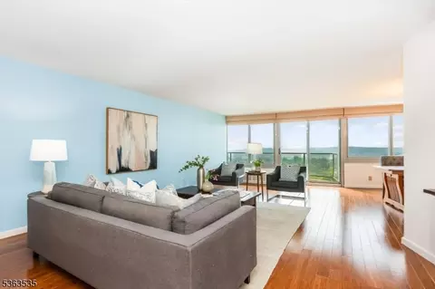 1 Claridge Dr #521, Verona, NJ 07044