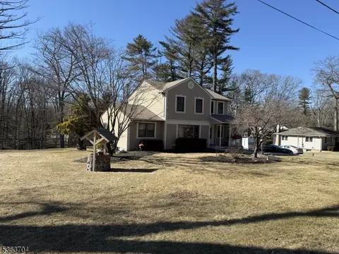 17 Fremont Ter, Oak Ridge, NJ 07438