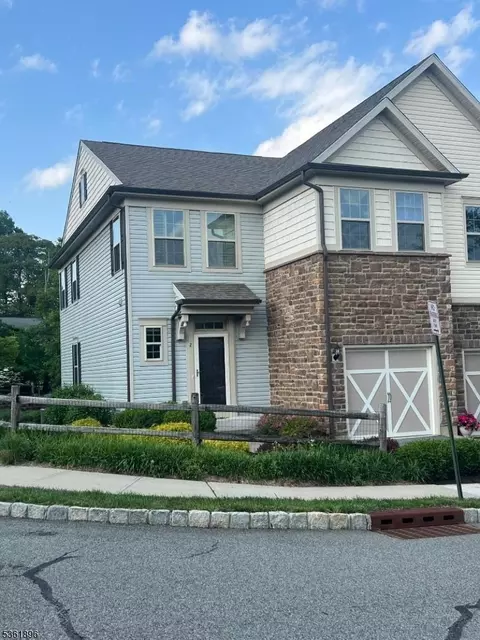 2 Albert Ct, Randolph, NJ 07869