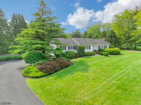 35 Hilltop Cir, Mendham Twp, NJ 07945