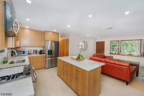 24 James St, Wayne, NJ 07470 photo 2