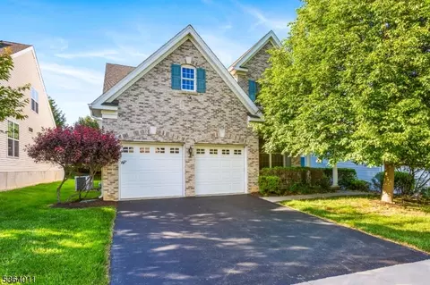 43 Edgemere Dr, Kendall Park, NJ 08824