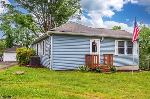 35 Magnolia Rd, Hewitt, NJ 07421