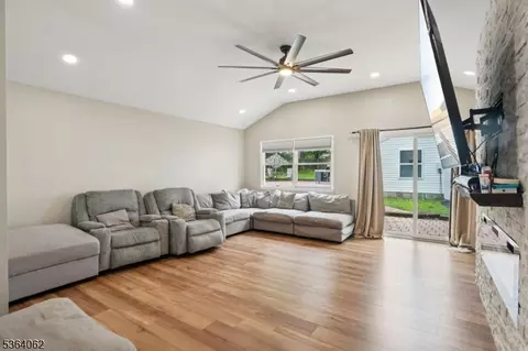 4 Lenape Trl, Wayne, NJ 07470 photo 6