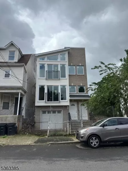 274 W Runyon St, Newark, NJ 07108
