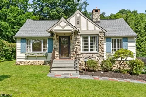 28 Oakwood Trl, Sparta, NJ 07871