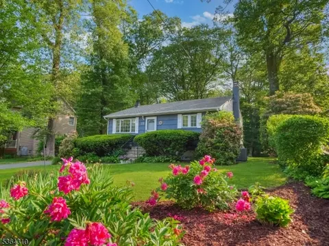 23 Felter Pl, Lake Hopatcong, NJ 07849