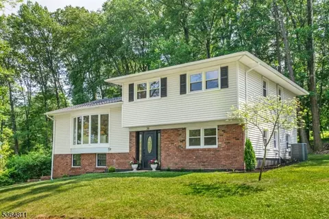 28 Northview Dr, Morris Plains, NJ 07950