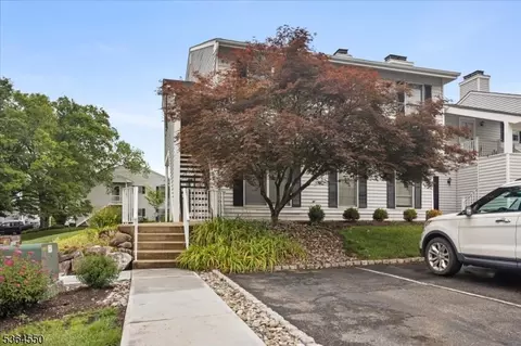 320 Sparrow Ct, Three Bridges, NJ 08887