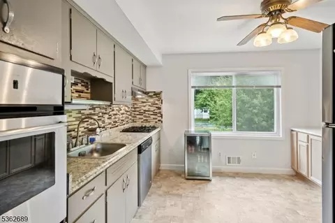 8 Parkview Dr, Hackettstown, NJ 07840 photo 5