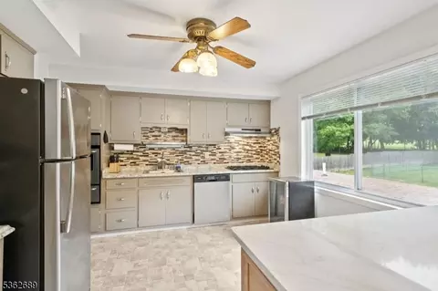 8 Parkview Dr, Hackettstown, NJ 07840 photo 6