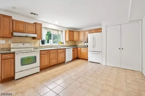 8 Parkview Dr, Hackettstown, NJ 07840 photo 12
