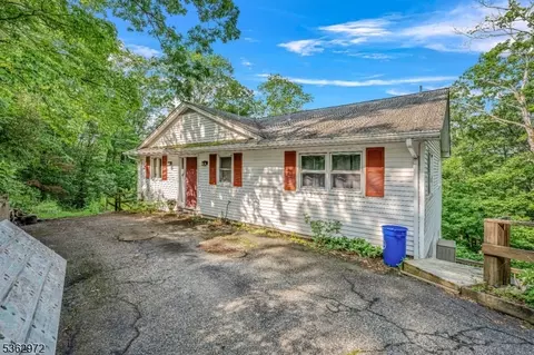 16 Sunset Trl, Rockaway Twp, NJ 07866