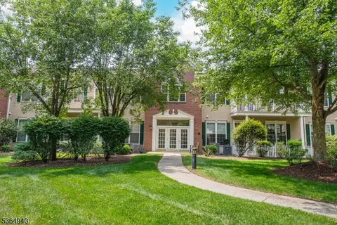 1106 Four Seasons Dr, Wayne, NJ 07470