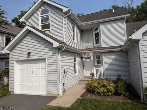 22 Arthurs Ct, Berkeley Heights, NJ 07922