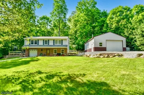 28 Holland Mt Rd, Oak Ridge, NJ 07438