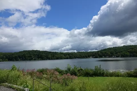 142 Lakeside Dr, Liberty Twp, NJ 07823
