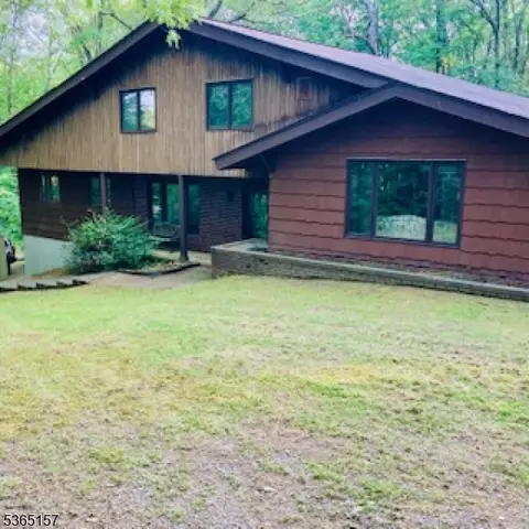 5 Forest Dr, Newton, NJ 07860