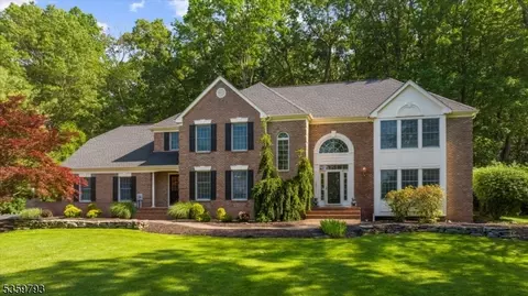 37 Shy Creek Rd, Pittstown, NJ 08867