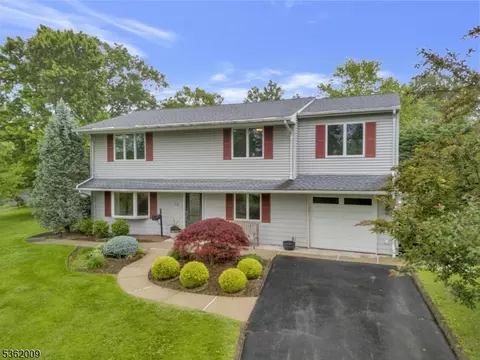 16 Russet Rd, Kendall Park, NJ 08824
