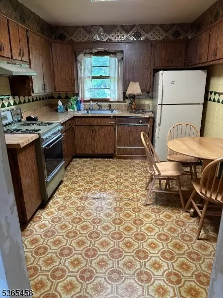 33 Jerome Pl, Wayne, NJ 07470 photo 2