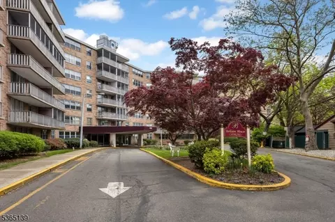 530 Valley Rd #5L, Montclair, NJ 07043