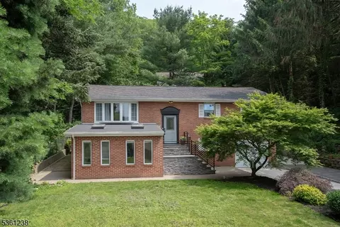 4 Winona Trl, Lake Hopatcong, NJ 07849
