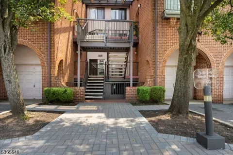 4 Lowell Ct, Teaneck, NJ 07666