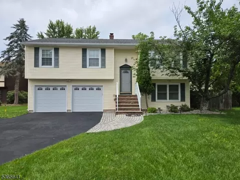 9 Village Ct, Flemington, NJ 08822