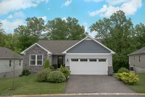 8 Devon Ct, Hamburg, NJ 07419