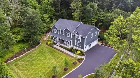 93 Morristown Rd, Gillette, NJ 07933