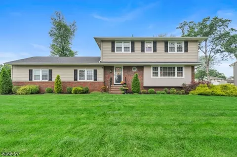 18 Alan Dr, Fairfield, NJ 07004