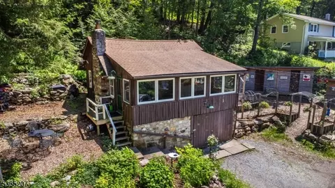31 E Shore Trl, Sandyston, NJ 07826