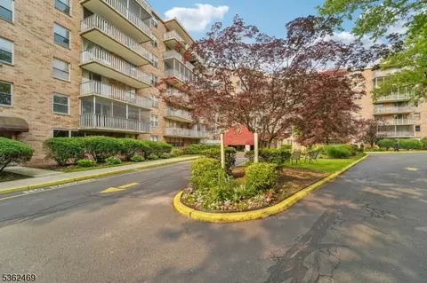 530 Valley Rd #2D, Montclair, NJ 07043